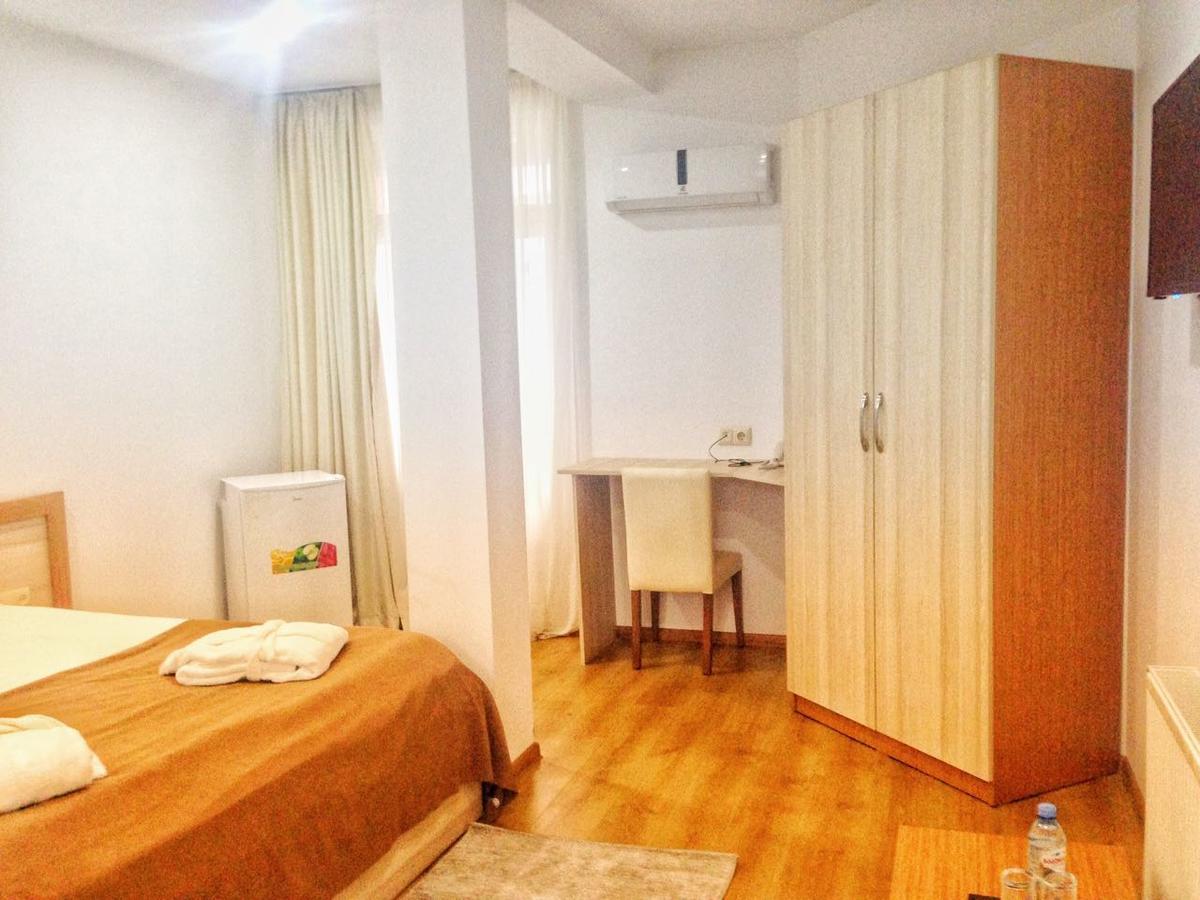 Hotel Marseille Batumi Luaran gambar